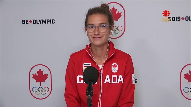 Une athlète canadienne devant un fond blanc.