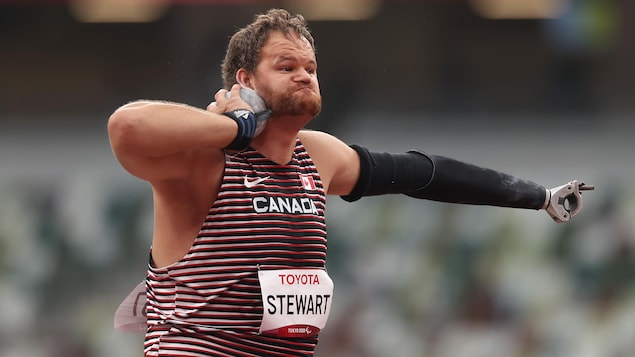 Greg Stewart, le poids au cou tout juste avant d'y aller d'un lancer.