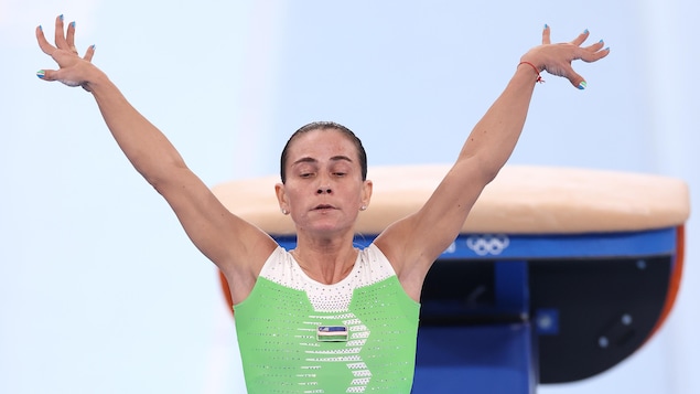 Oksana Chusovitina a terminé un saut à la table de saut.