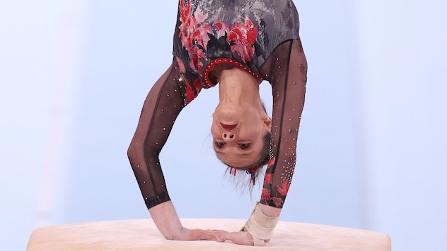 Shallon Olsen effectue un saut à la table de saut.
