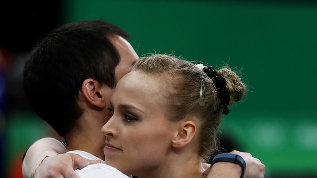 Elsabeth Black est prise dans une accolade avec sa coach, la jeune femme a un visage un peu tiré.