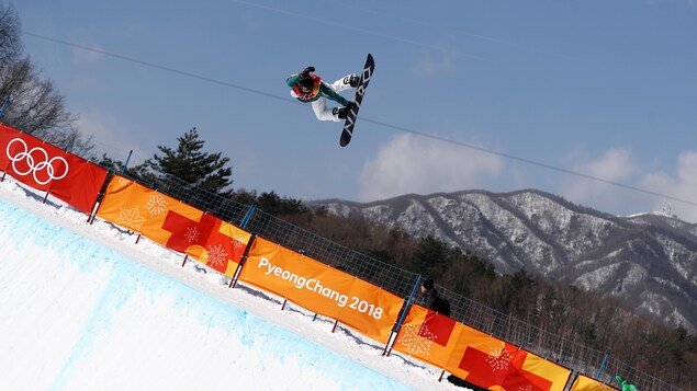 Blessé, Derek Livingston cède sa place à Liam Gill