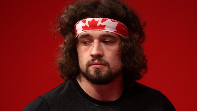 Boady Santavy de l'équipe du Canada pour l'haltérophilie est a le regard ailleurs.
