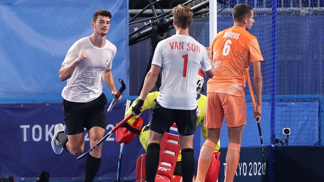 Le Canadien James Brodie Burns Wallace qui célèbre avec son coéquipier Floris Frederik van Son après un but.