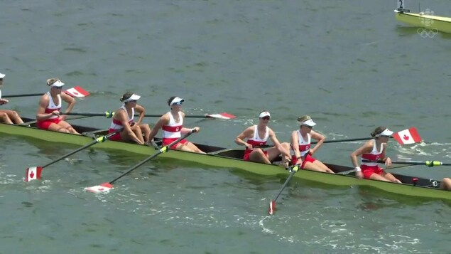 Six femmes sur un aviron semblent exténuées à la fin de leur course.