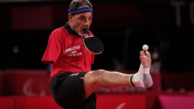 Le pongiste égyptien Ibrahim Hamadtou pratique son sport sans bras.