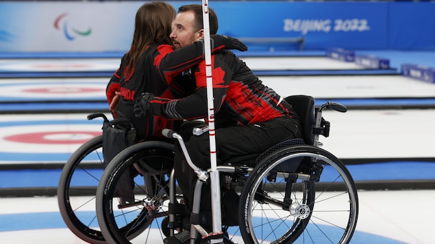 Deux victoires importantes pour les curleurs canadiens