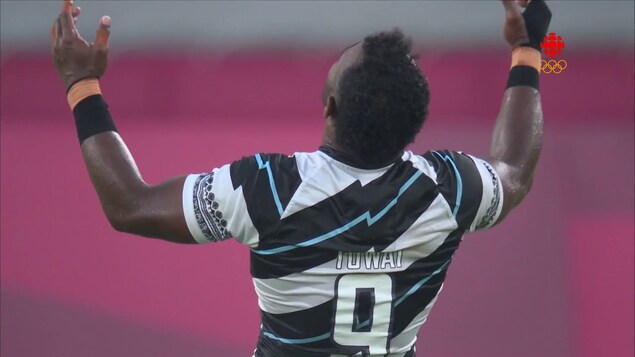 Les bras dans les airs, le joueur de rugby à sept fidjien Jerry Tuwai remercie le ciel de cette médaille d'or.