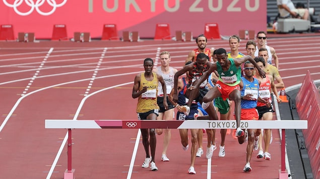 Un Éthiopien mène la course lors de l'épreuve de 3000m steeple. Il saut un obstacle avant que ses poursuivants n'arrivent à la barrière.