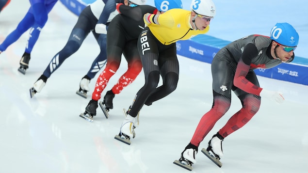 Jordan Belchos patine durant la finale de l'épreuve du départ groupé en patinage de vitesse sur longue piste.