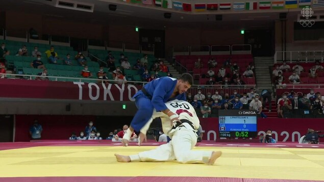 Les judokas Shady El Nahas et Varlam Liparteliani en plein combat lors des quarts de finale.
