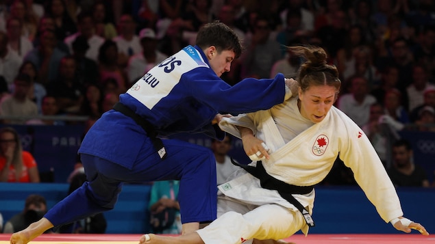 Une judoka est renversée par une adversaire.