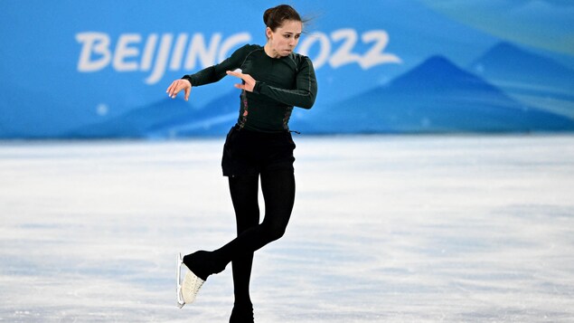 Kamila Valieva fait un saut.