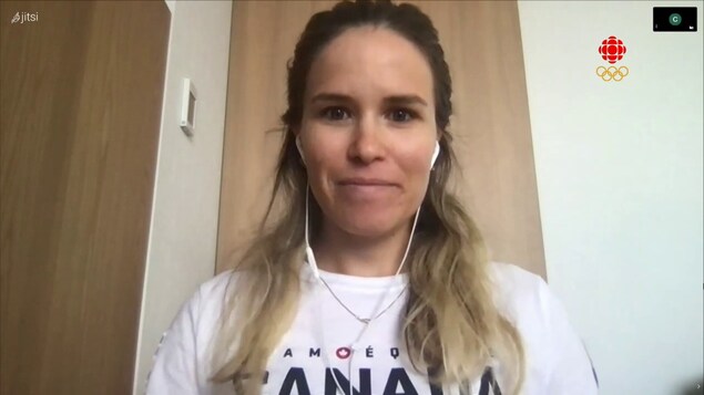Karol-Ann Canuel en visioconférence dans une petite pièce.
