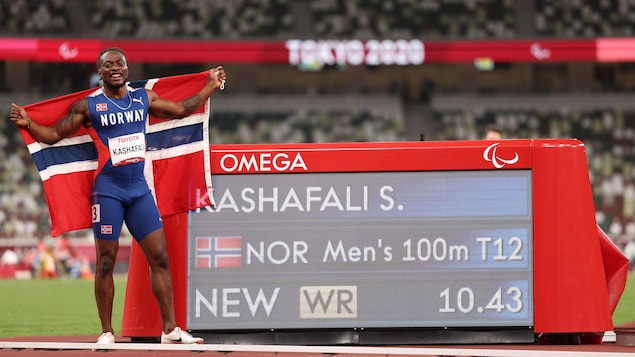 Le sprinteur norvégien Salum Ageze Kashafali prend la pose avec son drapeau et le chrono de son nouveau record mondial.