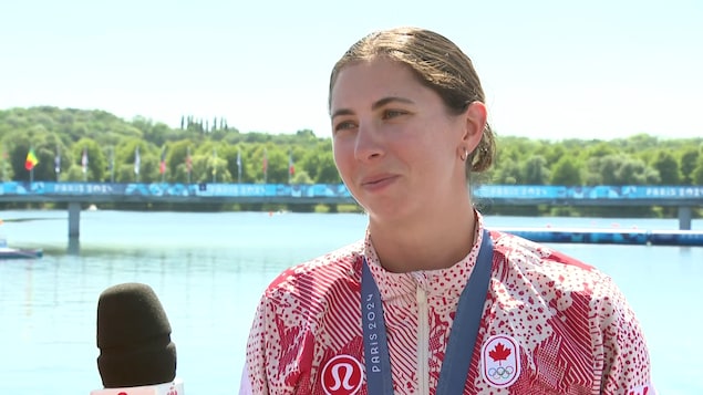Katie Vincent accorde une entrevue après avoir remporté l'or au C1 200 m en canoë-kayak et battu un record du monde.