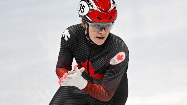 La patineuse de vitesse Kim Boutin se frotte les mains après une course.