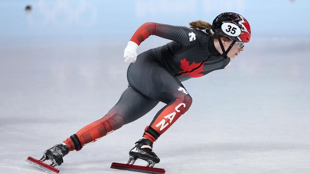 La patineuse de vitesse Kim Boutin est au milieu d'un virage lors d'une course.