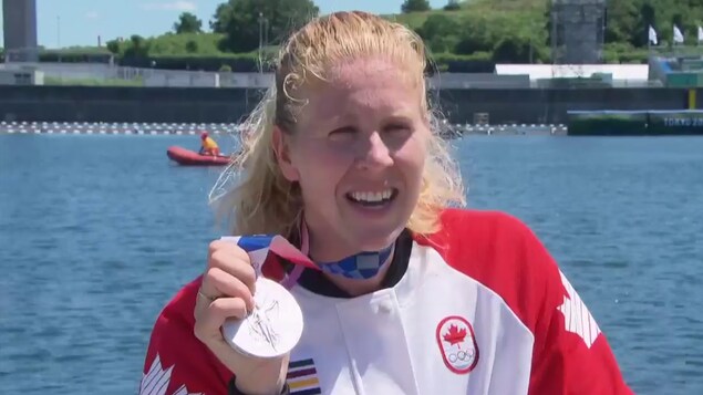 Laurence Vincent-Lapointe tient sa médaille d'argent dans sa main.