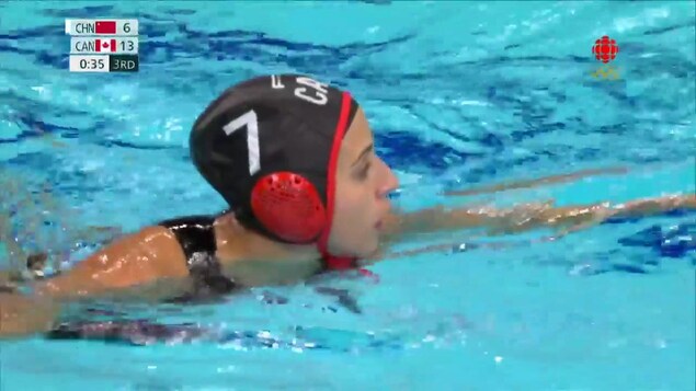 L'athlète de l'équipe canadienne Joelle Bekhazi dans la piscine olympique.