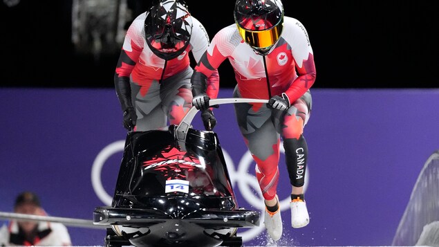 Melissa Lotholz et Kelsey Mitchell poussent leur bobsleigh sur la piste en début de descente.