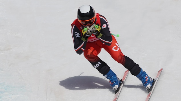 Le paraskieur Mac Marcoux descend la pente.