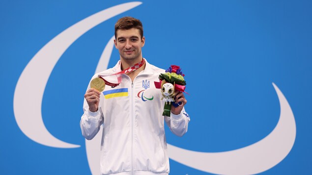Le nageur paralympique Maksym Krympak est avec l'une de ses cinq médailles d'or des Jeux de Tokyo.