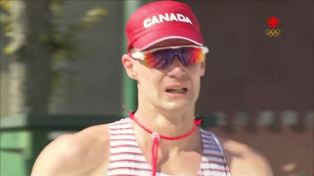 Le marcheur de l'équipe canadienne Mathieu Bilodeau en pleine action aux Jeux de Tokyo.