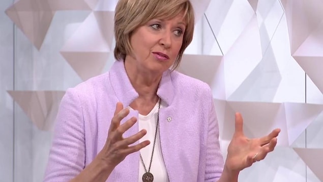 Marie-José Turcotte qui gesticule avec ses mains.