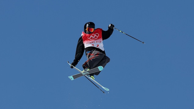 Max Moffatt effectue une descente lors de la finale de l'épreuve de slopestyle en ski acrobatique aux Jeux olympiques de Pékin.