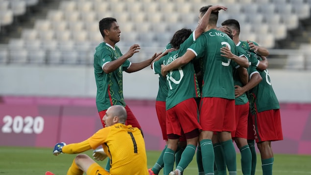 Os jogadores do México comemoram depois de um gol contra a França.