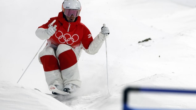 Le skieur Mikaël Kingsbury effectue une descente à l'épreuve des bosses.