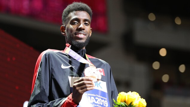 Photo du coureur de fond Mohammed Ahmed avec une médaille au cou.