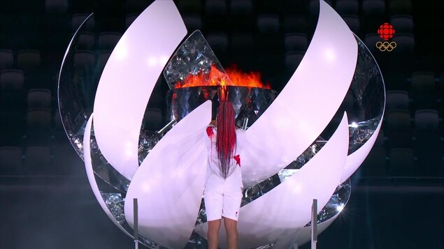 Naomi Osaka allume la flamme olympique.