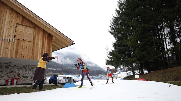 La Canadienne Natalie Wilkie tente de décrocher sa 5e médaille des Jeux de Milan-Cortina en prenant part au 20 km style libre en position debout.