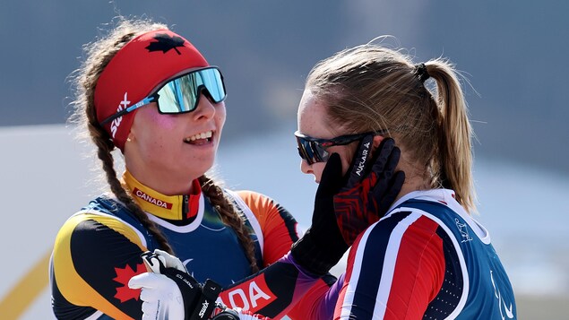 Deux paraskieuses souriantes se félicitent après leur course.