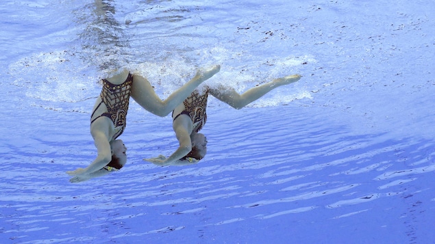 Claudia Holzner et Jacqueline Simoneau les jambes sorties de l'eau.