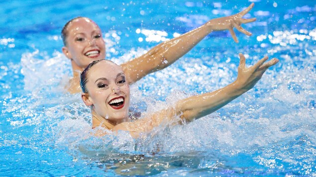 Claudia Holzner et Jacqueline Simoneau, sourire aux lèvres, avec la tête sorti de l'eau.