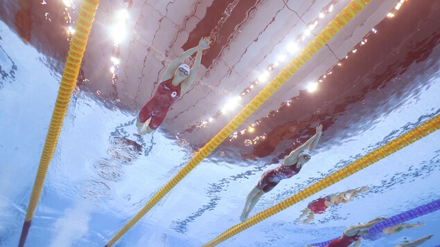 Margaret MacNeil compétitionne au 100m papillon.