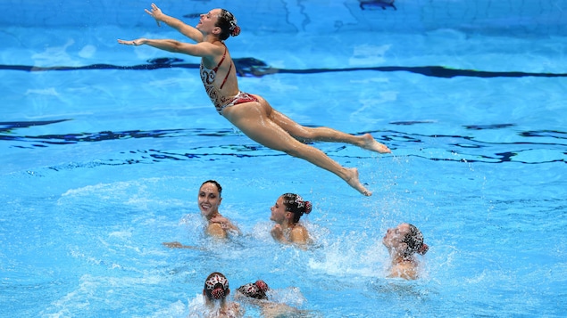 L'équipe canadienne de natation artistique effectue une portée.