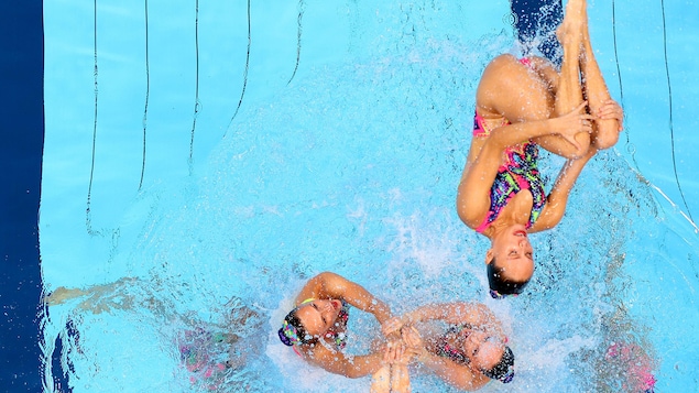 L'équipe canadienne réalise leur routine artistique à Tokyo 2020.