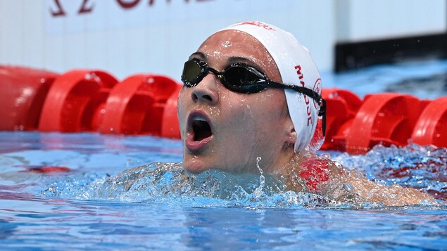 Kylie Masse reprend sa respiration lors du 100 m dos.