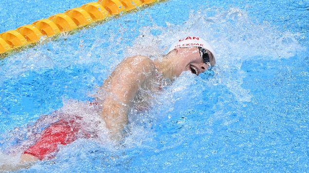 La nageuse Penny Oleksiak en plein effort.