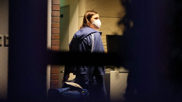 La sprinteuse est à l'extérieur de l'ambassade polonaise à Tokyo avec sa valise à la main.
