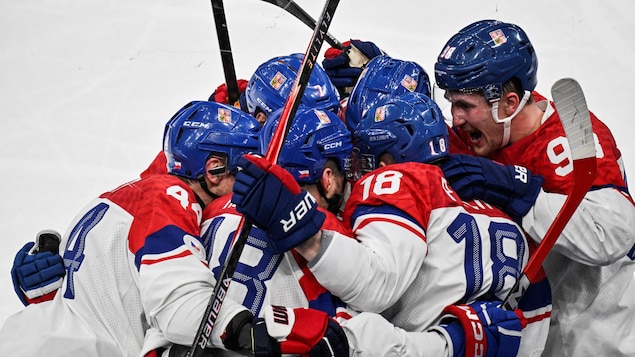   ओन्ड्रेज पलाट ने बर्फ पर टीम के पांच अन्य साथियों के साथ अपने गोल का जश्न मनाया।