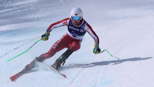 Kalle Eriksson descend la piste de Cortina d'Ampezzo lors du super-G.