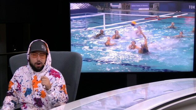 Le chroniqueur Fred Bastien sur le plateau de Pas en direct de Tokyo.