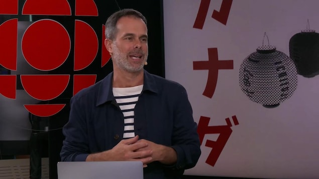 Le chroniqueur Nicolas Tittley sur le plateau de Pas en direct de Tokyo.