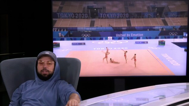 Un homme commente une danse.