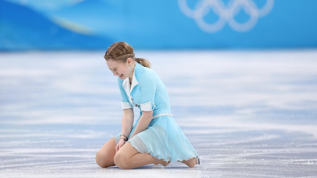 Ekaterina Kurakova pleure de joie agenouillée sur la glace.
